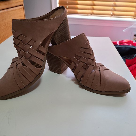 Woven Tan faux leather heels Univeral Threads size 8.5M - Picture 1 of 4